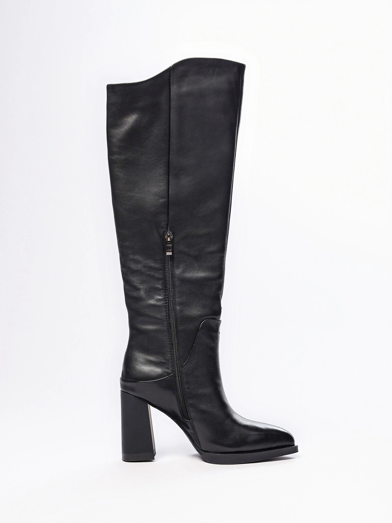 Сапоги черного цвета на высоком каблуке